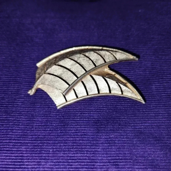 Lisner Brooch Feathers Palm Leaf Tropical Gold Tone 2" Vintage - Picture 7 of 8